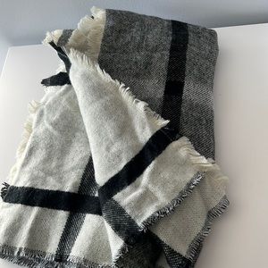 Reversible black and cream blanket scarf